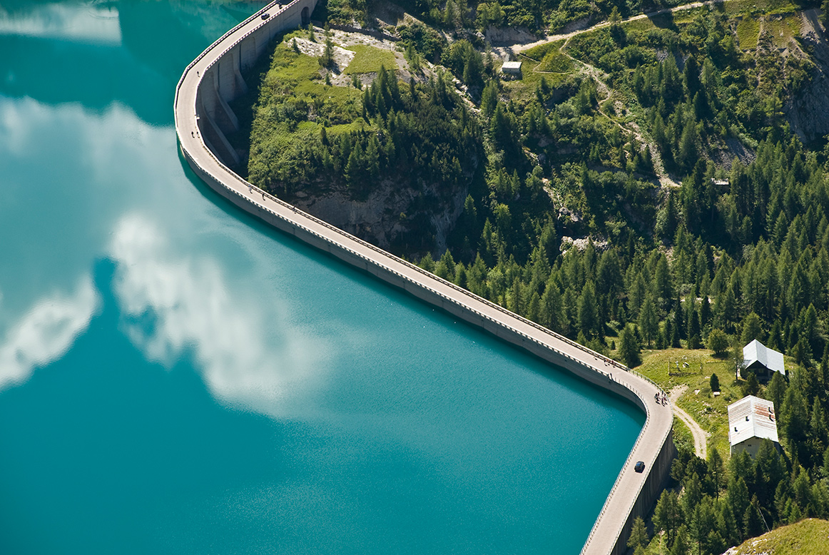 Un barrage séparant de l'eau et une forêt