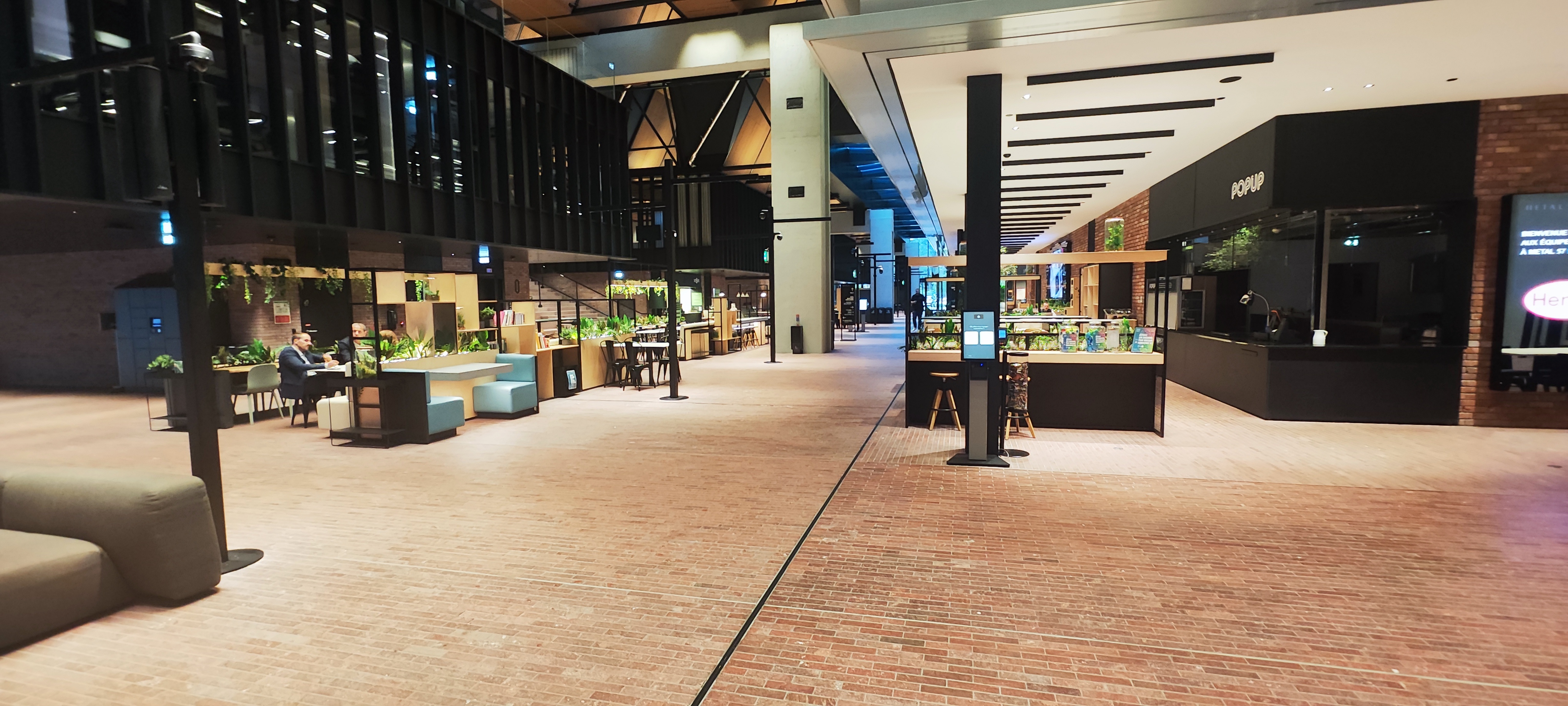 Une femme souriante habillée en tailleur blanc