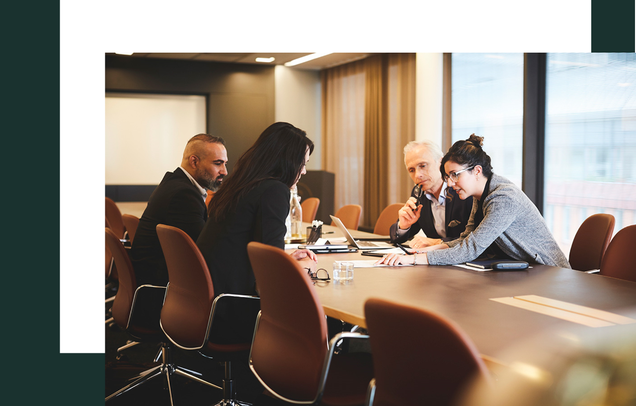 Une équipe en meeting autour d'une table choisissent les investissements responsables