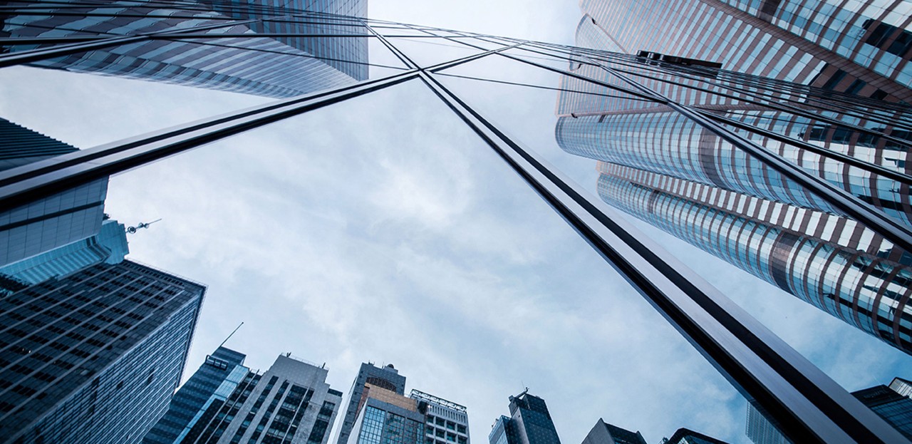 Reflet de plusieurs immeubles sur un immeuble