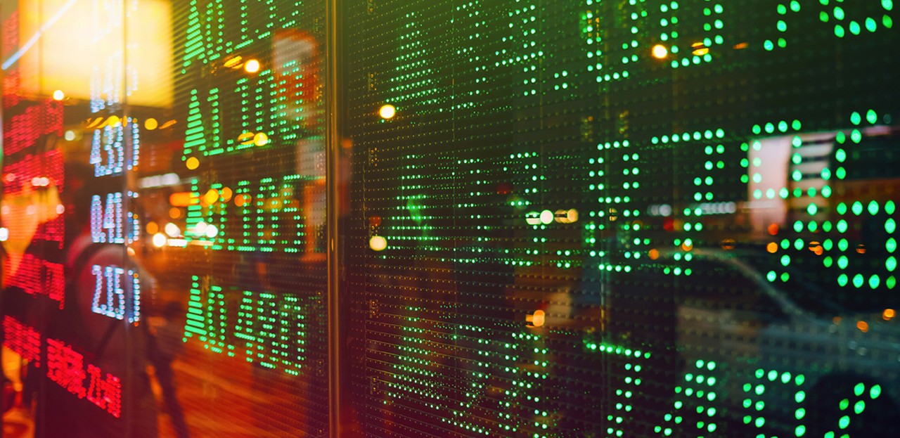Ecran avec des indicateurs financiers numériques