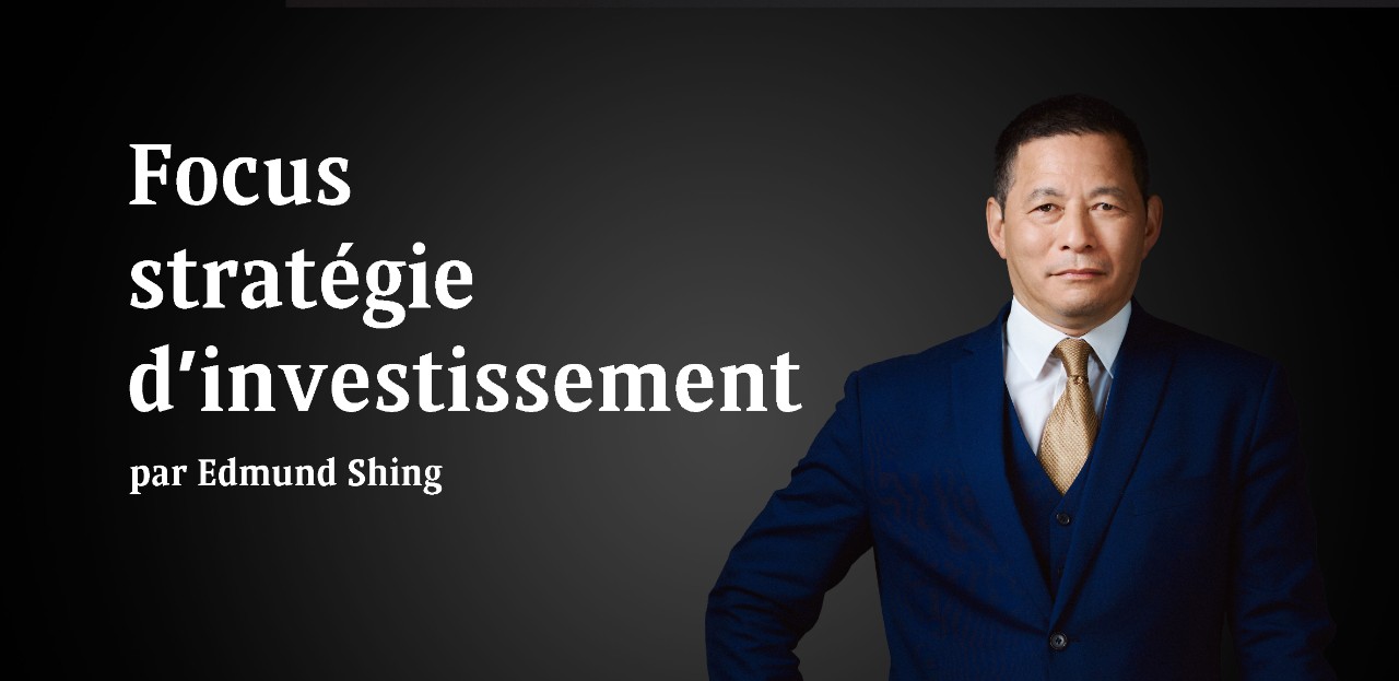 Focus stratégie d'investissement par Edmund Shing Un homme en costard bleu accompagné d'un titre à sa gauche sur la stratégie d'investissement