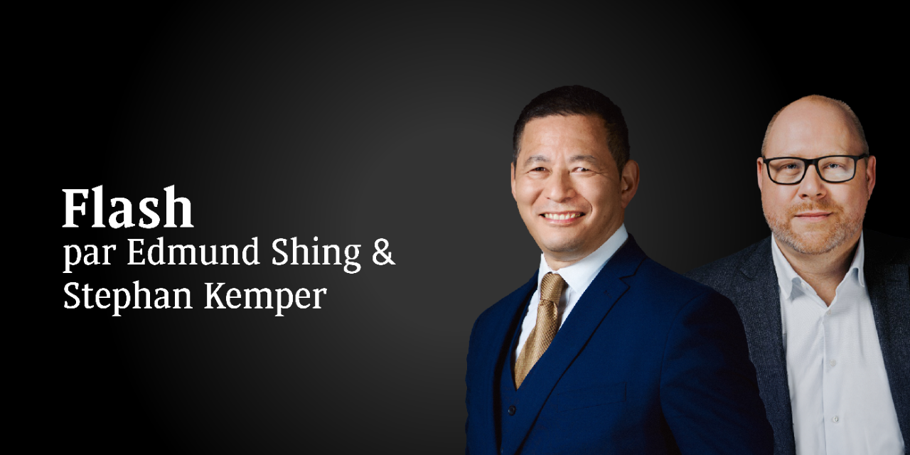 Flash par Edmund Shing & Stephan Kemper Deux hommes souriants accompagnés d'un titre à sa gauche