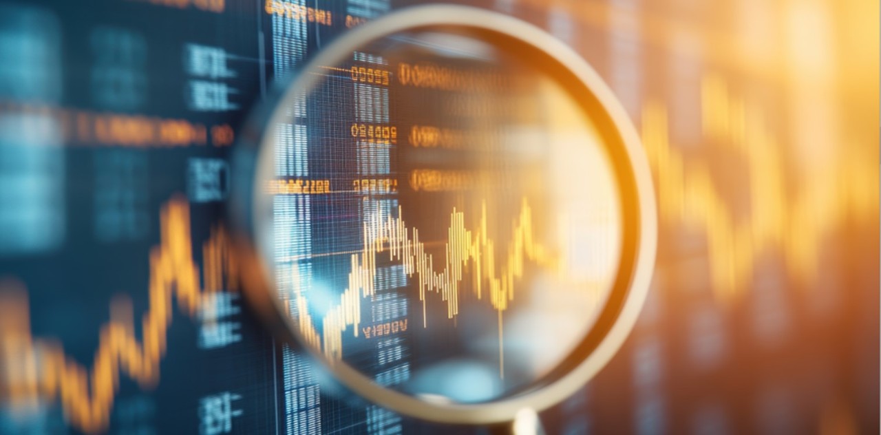 Focus marchés sur les services aux collectivités Une loupe avec fond de données et graphiques