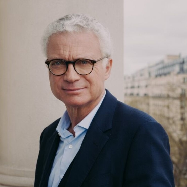 Vincent Lecomte, CEO de BNP Paribas Wealth Management Un homme souriant avec des lunettes